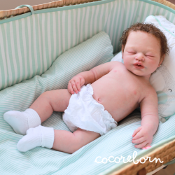 Numa pelo castaño claro rizado piel clara