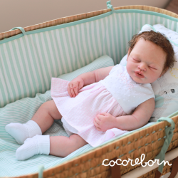 Numa pelo castaño claro rizado piel clara