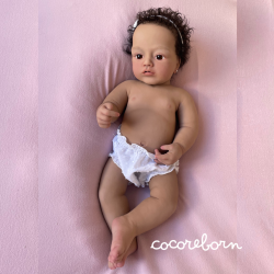 Carla pelo negro rizado ojos marrones piel oscura