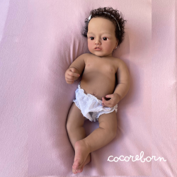 Carla pelo negro rizado ojos marrones piel oscura