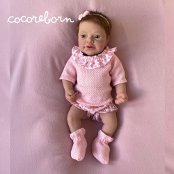 Luna castaño claro ojos verdes