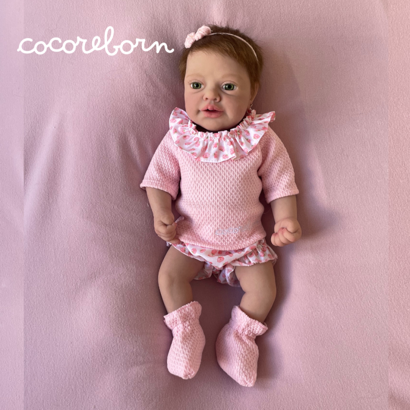 Luna castaño claro ojos verdes