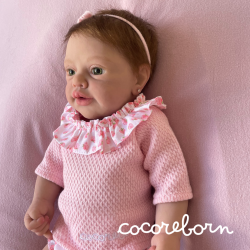 Luna castaño claro ojos verdes