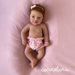 Luna castaño claro ojos verdes