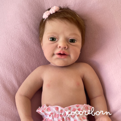 Luna castaño claro ojos verdes