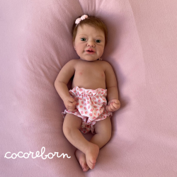 Luna castaño claro ojos verdes